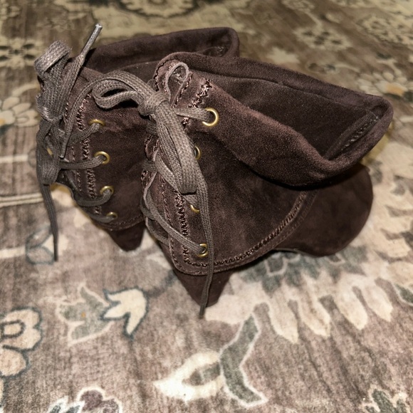 Chocolate Brown Suede Lace-Up Foldover Heeled Ankle Boots Y2K Witchy Pointed Toe - Picture 5 of 6